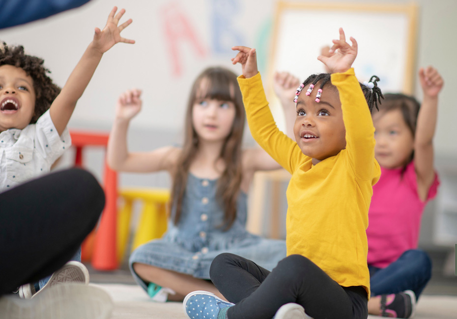 χαρούμενα παιδιά στο νηπιαγωγείο